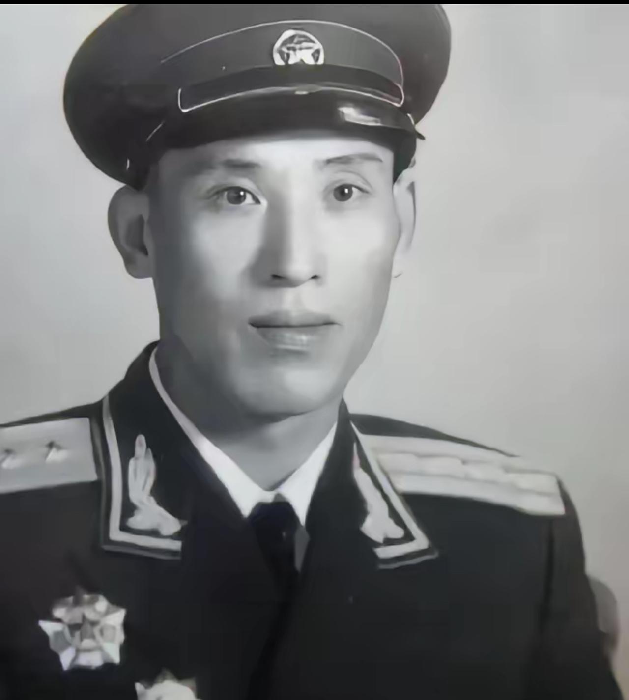 1959年，郑其贵在街上散步，突然有一个人抱住他：“师长，是我啊！”郑其贵看了对