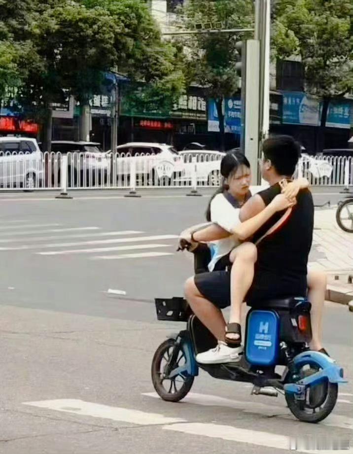 这样骑行，不仅违法了交通规则，同时也十分不雅！ 