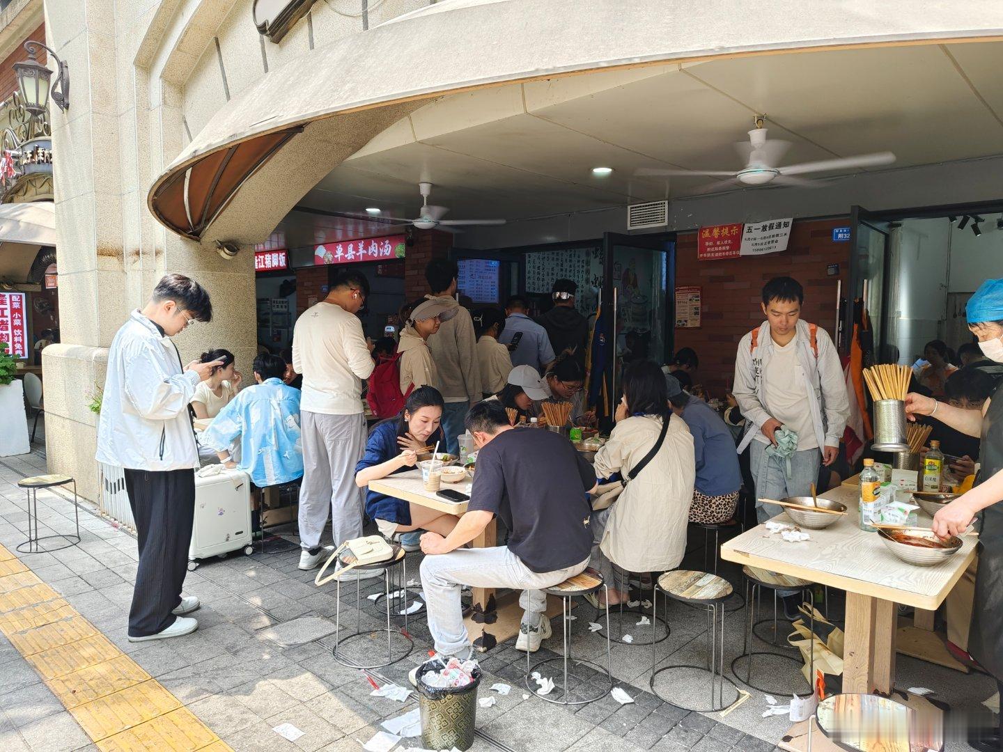 谁能告诉我，熏臭一条街的螺蛳粉为啥那么受大学生青睐？ 