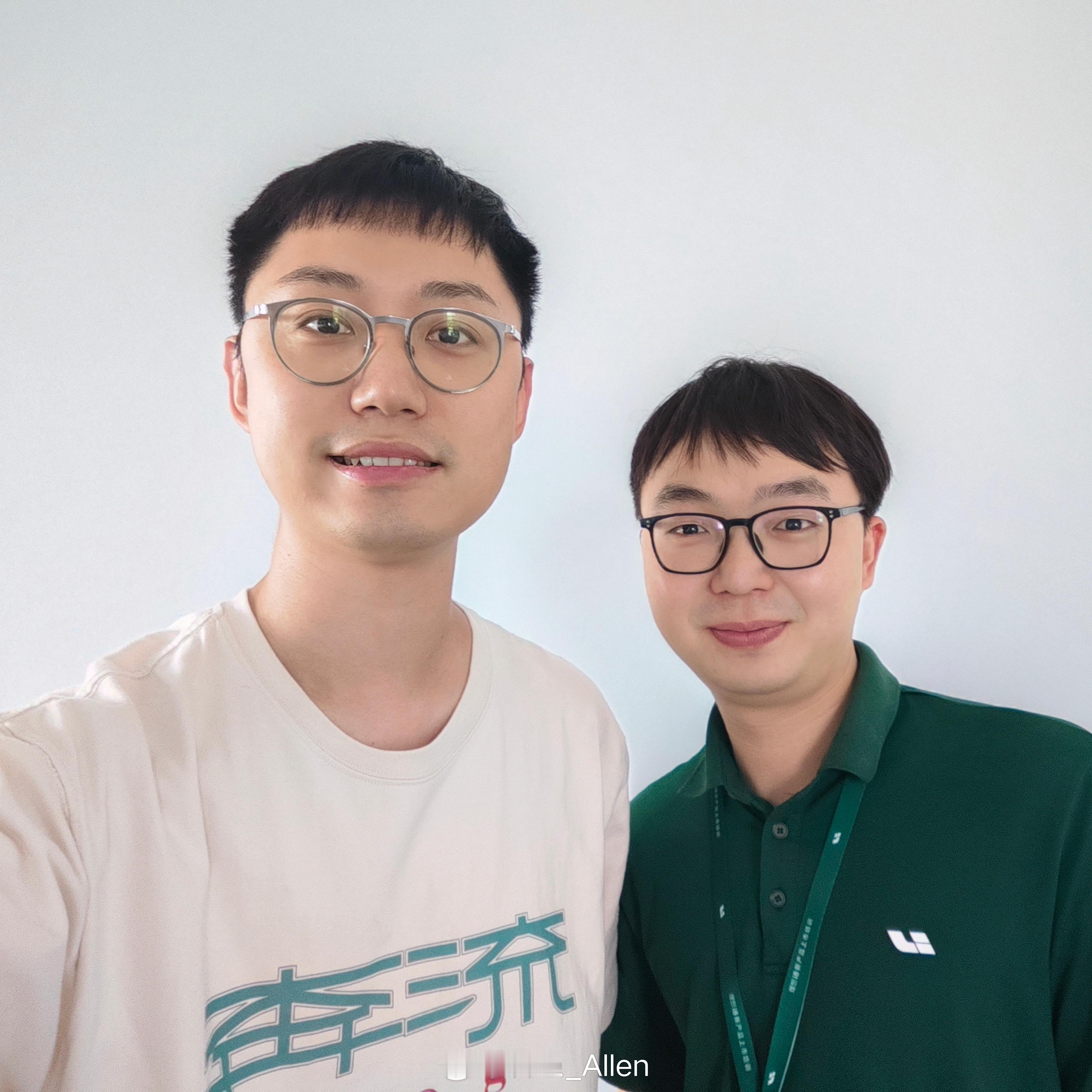 参加理想i8 的上市培训，有小伙伴追到会议室合影，心里特别开心。开心的点不是啥“