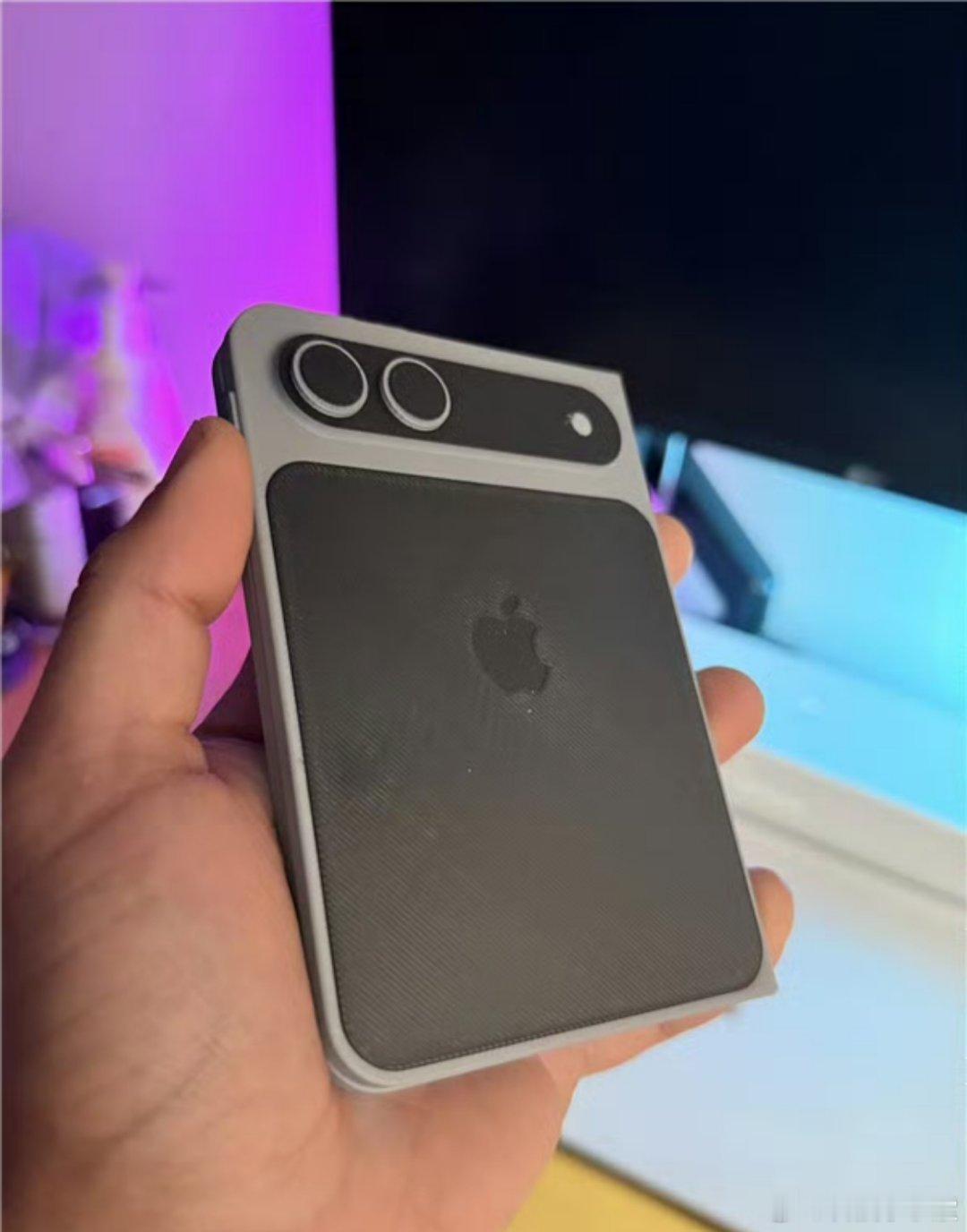 iPhoneFold机模出炉大家快看这图！是不是有种似曾相识的感觉？？