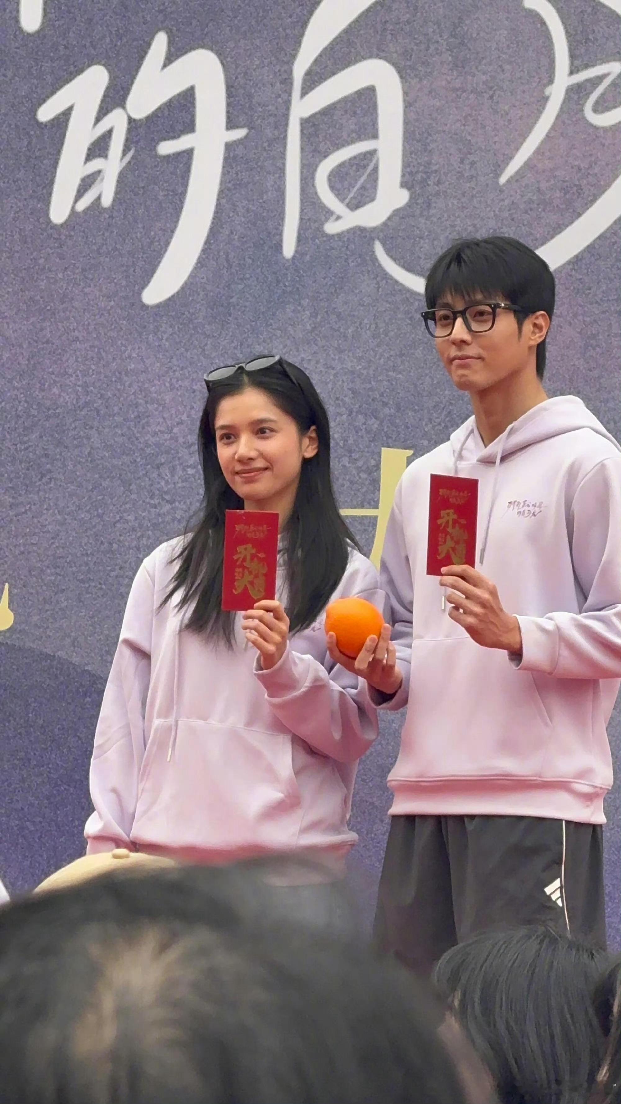 张婧仪陈靖可《致我那菜市场的白月光》开机仪式，很搭的两位帅男美女 致我那菜市场的