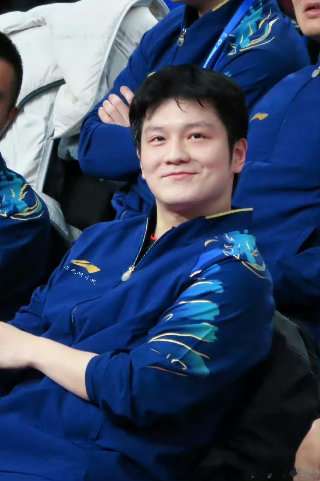樊振东和小弗无障碍交流樊振东和小弗聊得可欢了，一个比划一个猜，完全没障碍！这跨国