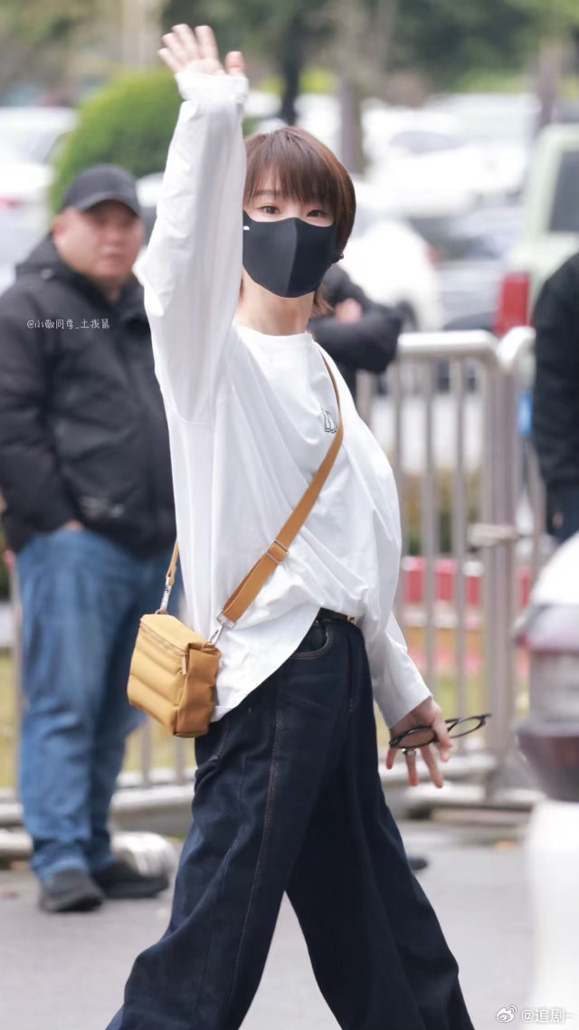 谢楠发芒果跳刀马 芒果是甜的，刀马是飒的，谢楠是暖的。这样的姐姐，在乘风破浪里一