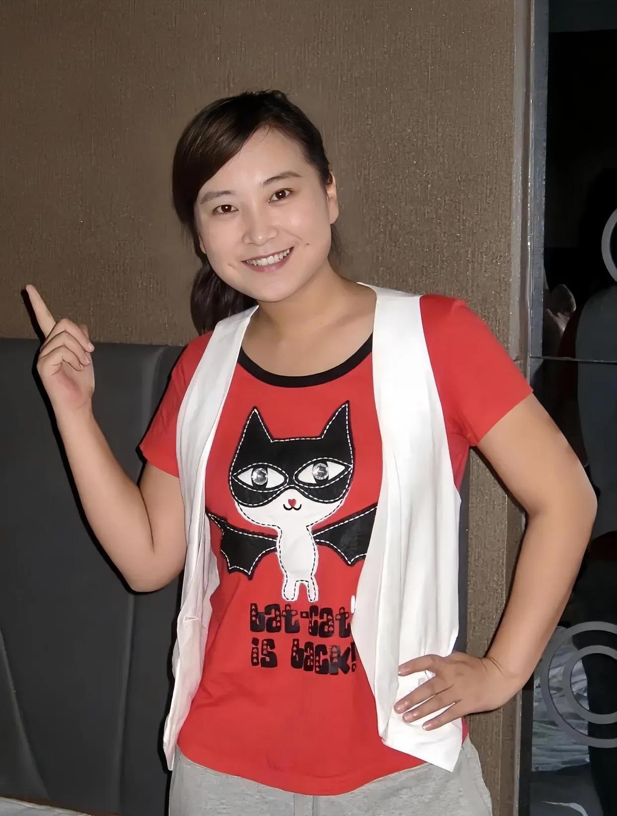 瘦下来的贾玲真的很漂亮哇，不信你看你看呀！
#贾玲减肥之路# #贾玲暴瘦百斤# 