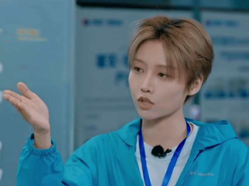 刘雨昕成刘工了 谁懂啊！刘雨昕这波工装杀太绝了，小蓝外套一穿刘工上线，流畅讲解帅