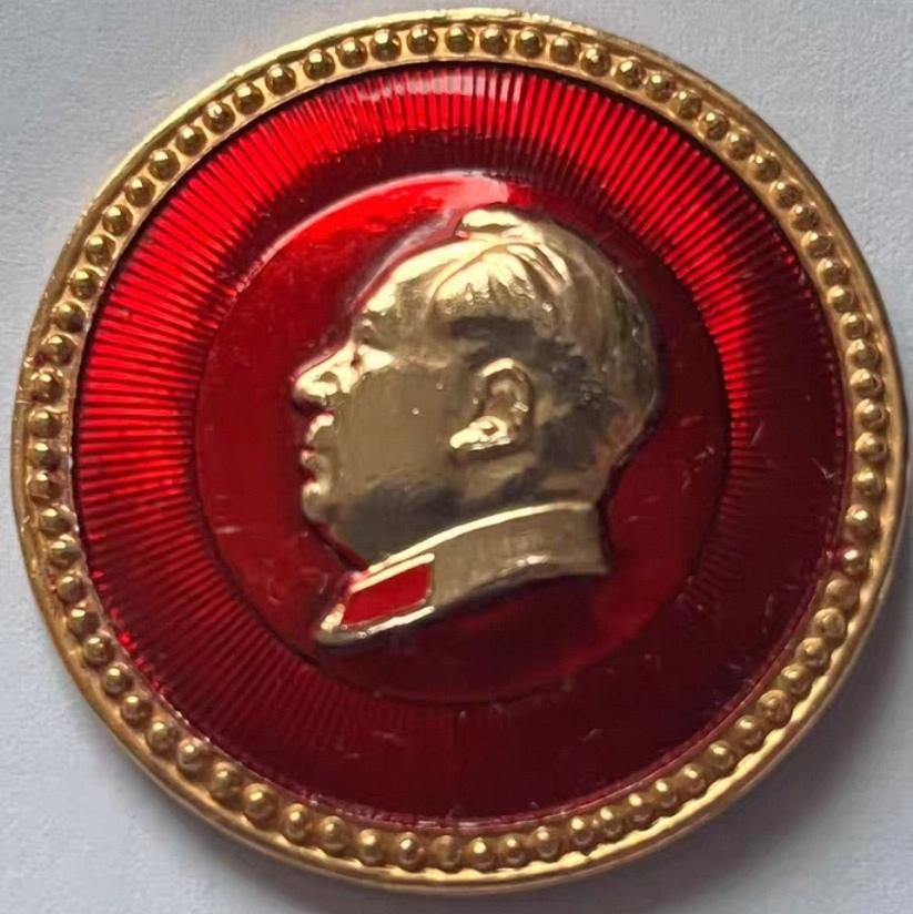 ＃红色文化＃
毛主席像章欣赏：
   《祝毛主席万寿无疆【海军首次学习毛主席著作