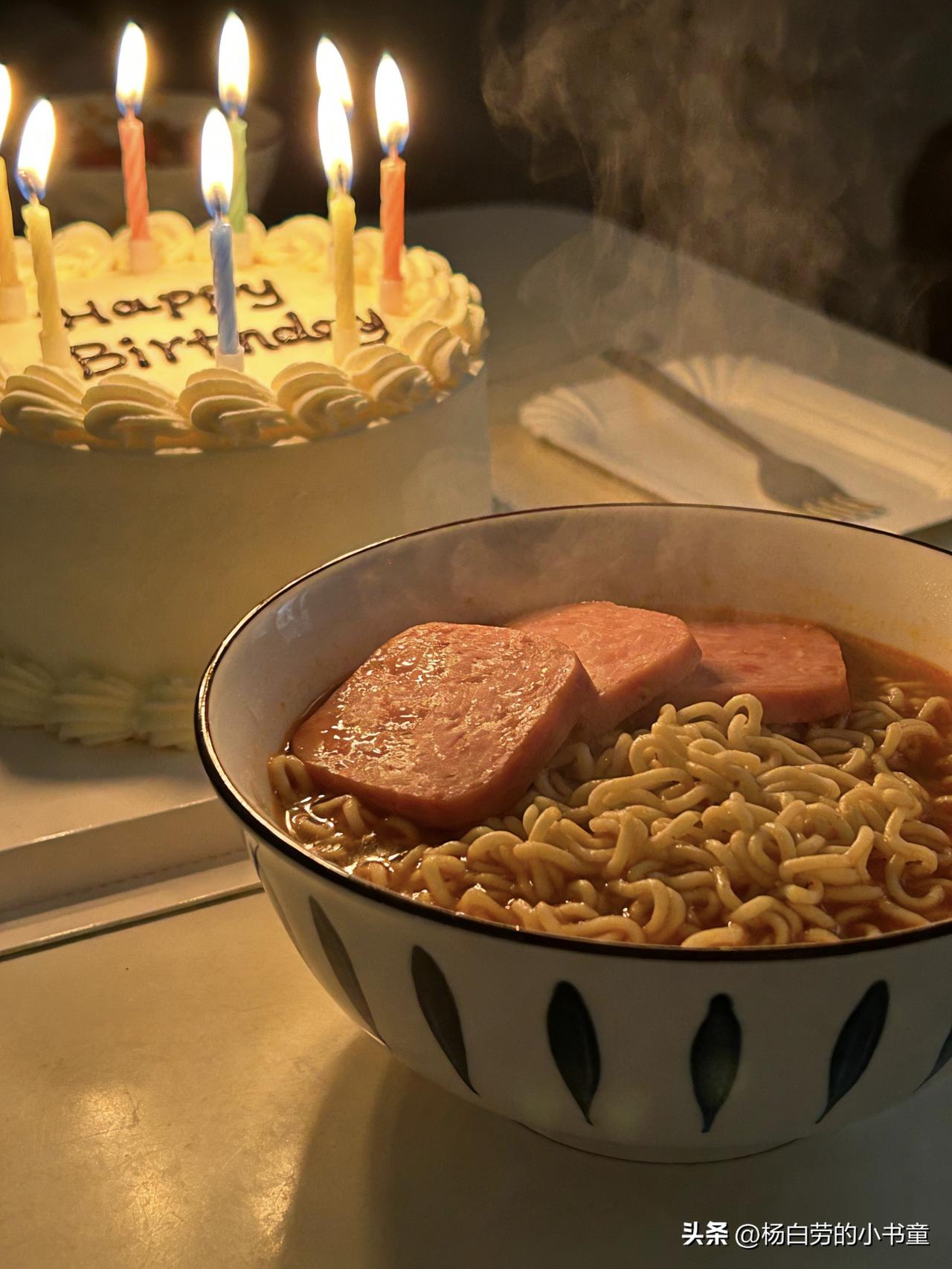 【扎心拷问：生存与面子，年轻人该如何抉择？】
 
一边是涨价吃不起的“情怀三件套