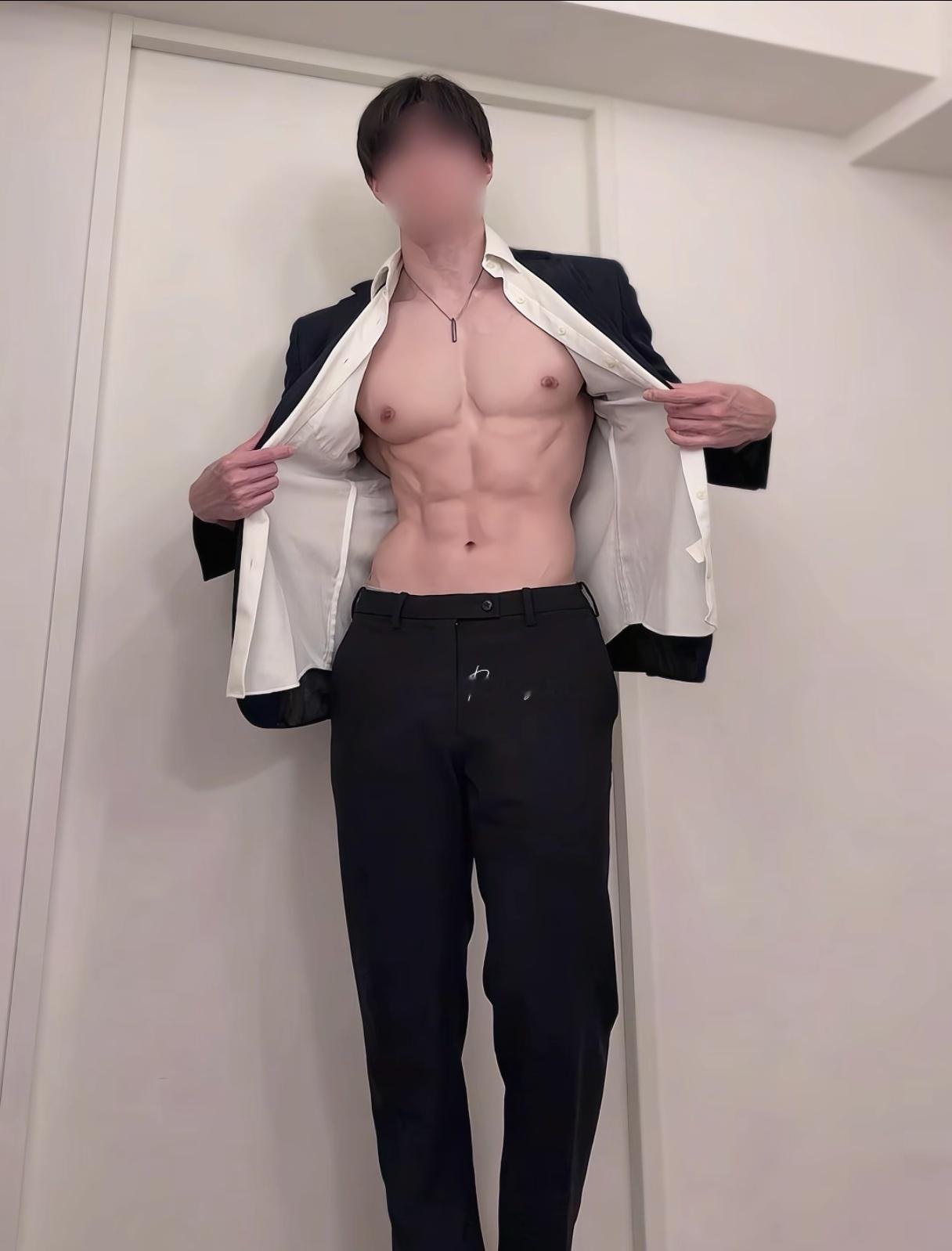 虽然会吐槽此男被肌肉控制大脑🧠了但身材还是一等一的赏心悦目 