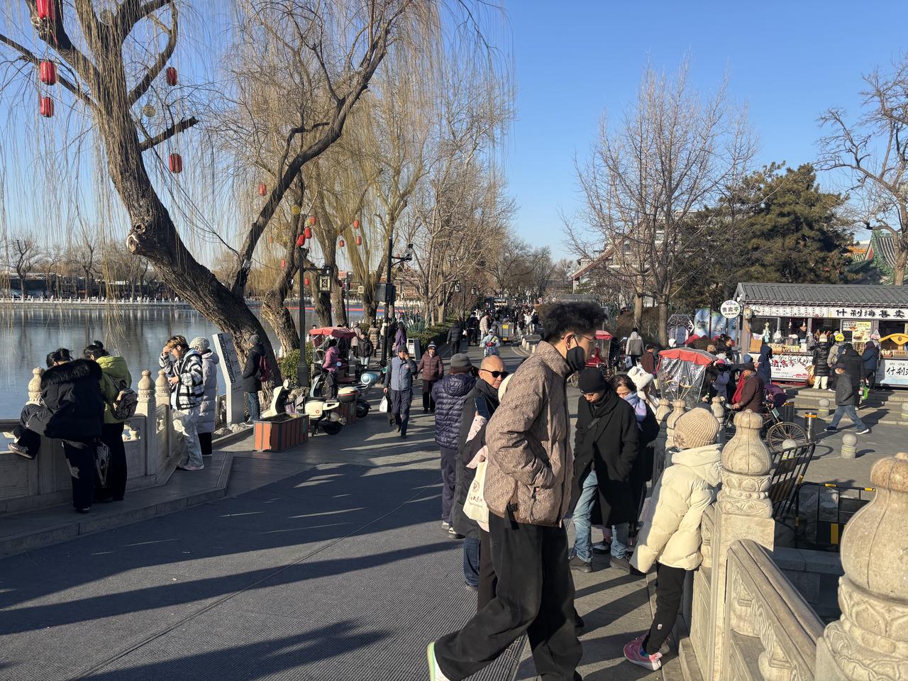 人海中再回首，朋友真诚依旧；生命里重逢，心境平和温柔！
往事如风，岁月如歌；漫漫