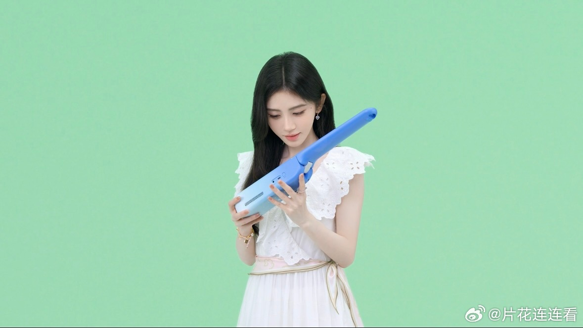 鞠婧祎的口袋音乐魔法 听，那是口袋里的魔法在作响。鞠婧祎手持赛博吉他，把心跳谱成