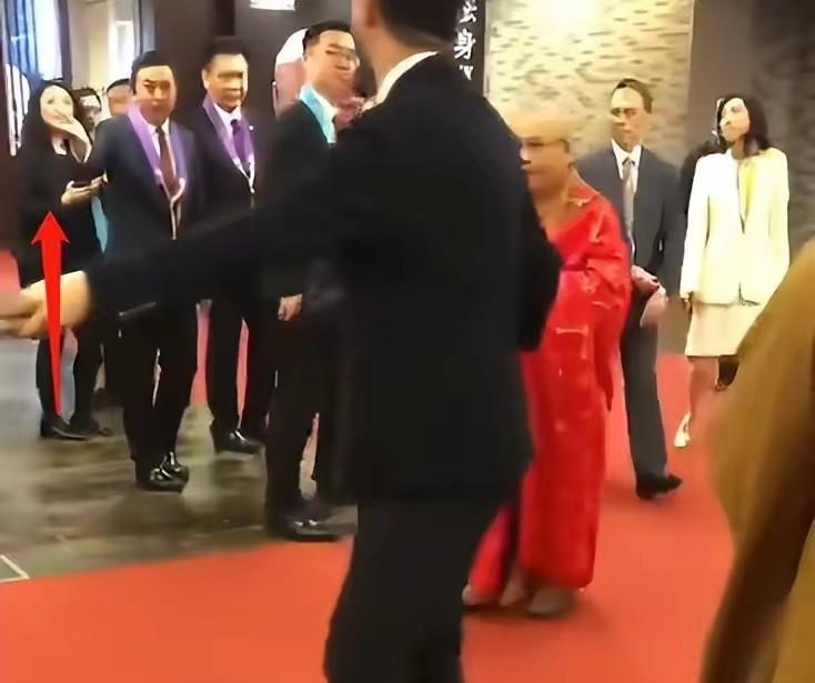 李嘉诚的生命管理哲学：从10亿保镖到番薯糖水的养生智慧

有人说他靠天价安保续命