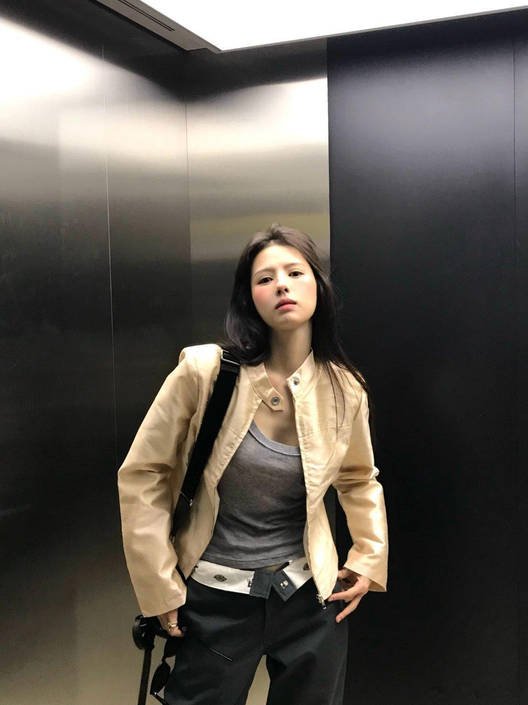 鹤男采蘑菇的小姑娘 被鹤男这组采风写真狠狠戳中！双马尾少女置身云南山野，沉浸式体
