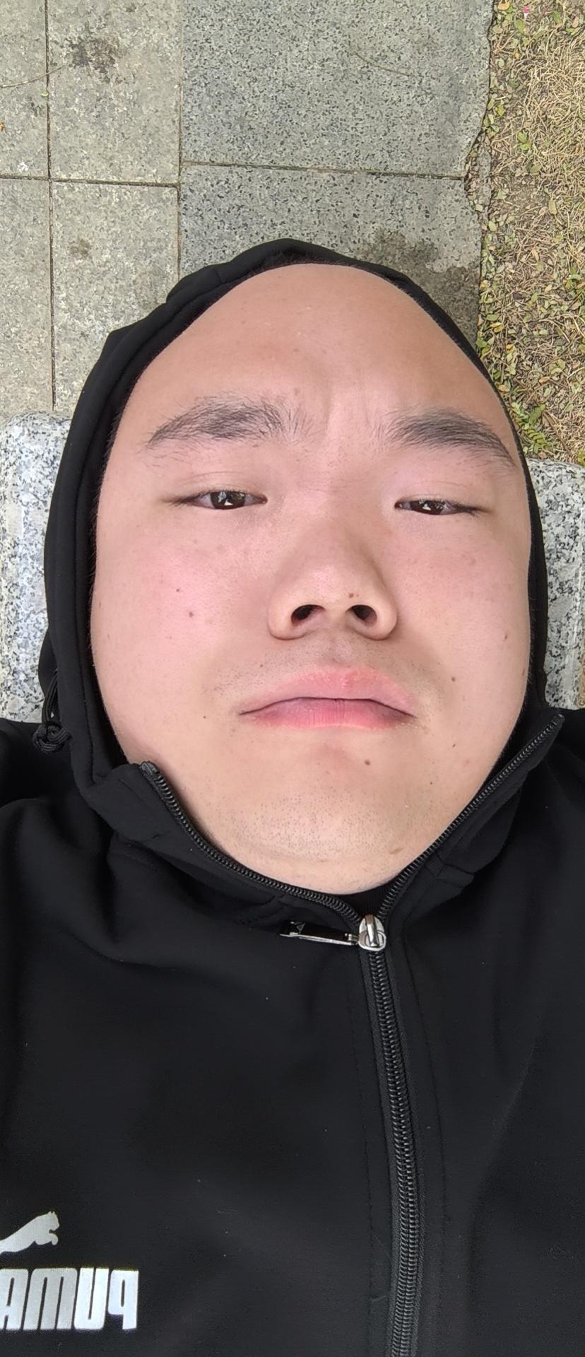 我计划，今天下午给铁粉们抽一部搭载骁龙8Gen3旗舰芯片的手机。我看看，还有多少
