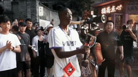 没人告诉世界第二网红干团播这么累吗 无语哥重庆行太逗！遇男团直播先帮忙摄像，又下