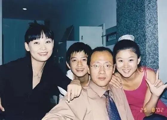 2002年，拍摄于《女人不再沉默》剧组片场。四人左起依次是潘婕、马可、侯天来、李