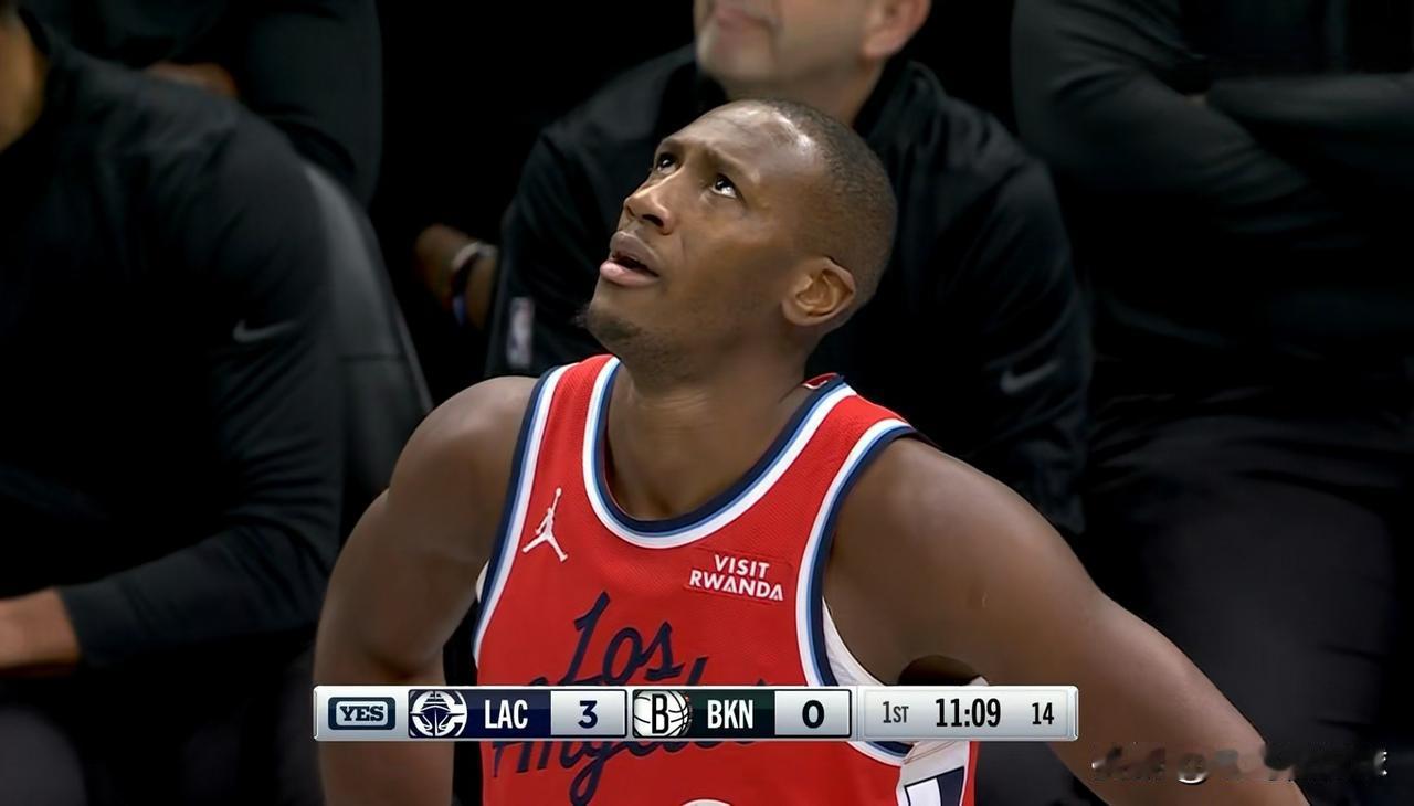 我必须要好好地夸夸快船大将邓恩！在今天快船客场挑战篮网的比赛中，目前双方半场战罢