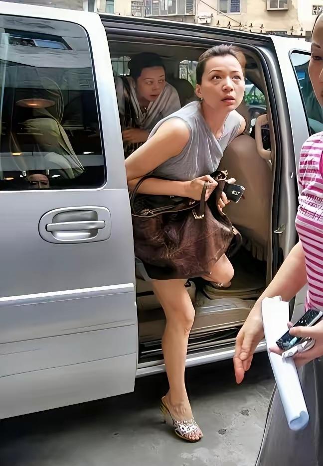 她曾经也是家喻户晓的才女，多少人心中的女神，这张素颜照你能认出她是谁吗？
