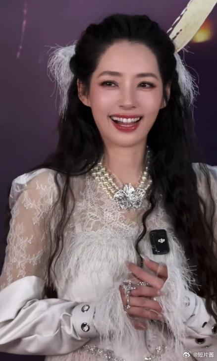 郭碧婷的元宵节妆发好美，好仙气的造型！她好像瘦了许多，看起来多了几分柔弱感！ 