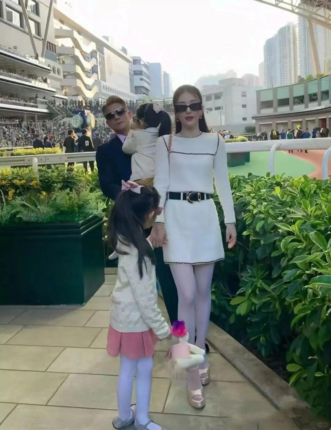 方媛鼻子好突出，跟刘德华有一拼。
女儿长相随郭富城。