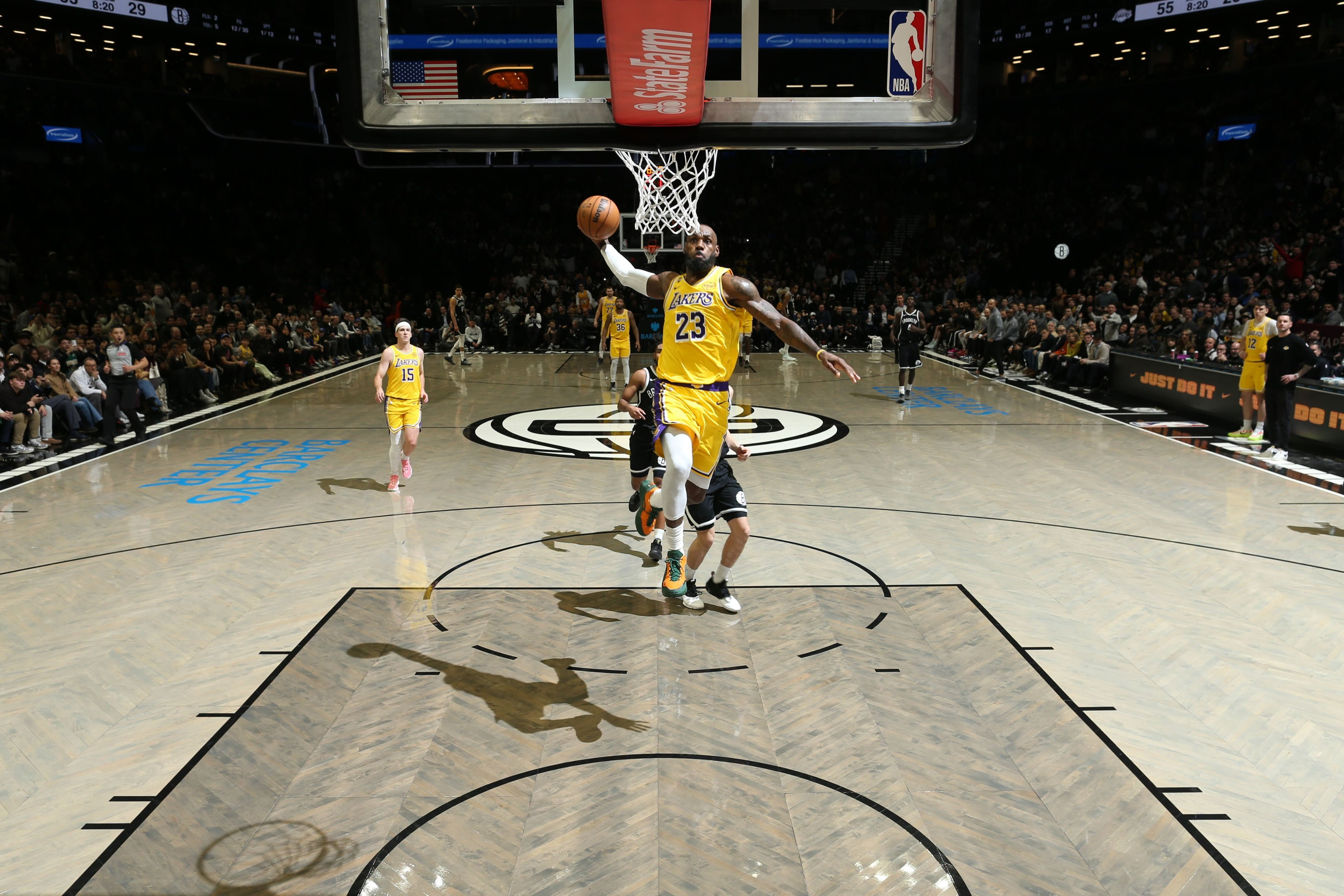 在被记者问到客场之旅如何提升球队凝聚力和交易截止日等话题时，詹姆斯表示：“说到底