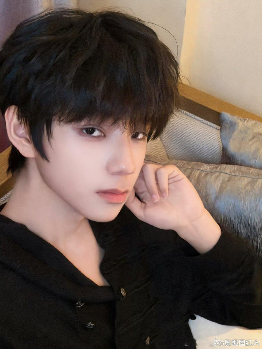 王橹杰发库存照王橹杰发了库存照 王橹杰发库存照，可以的 