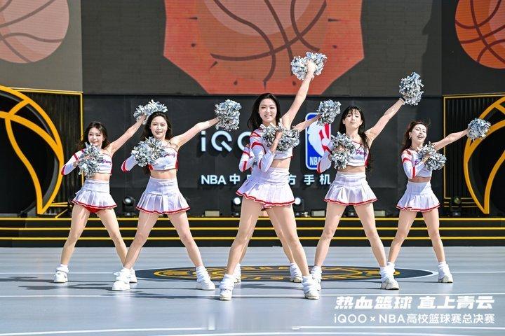 iQOO作为NBA中国官方手机，把高校篮球的热血氛围完美落地，少年们肆意挥洒汗水