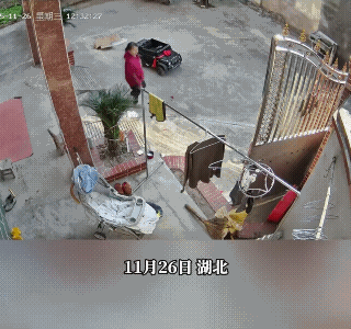 孩子的奶奶要出门，把孙子的自行车掂起来就扔进了院子里，家里坐的椅子也同样子的扔进