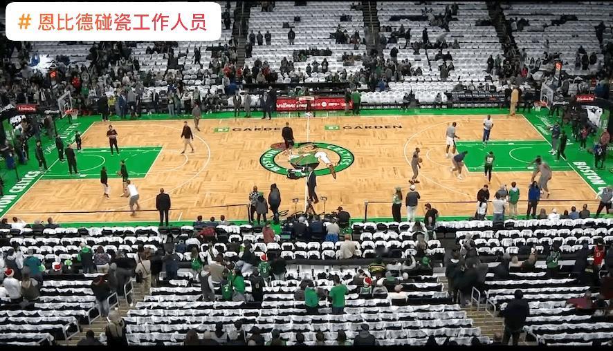 哪个NBA球星的打法最丑陋？
1、詹姆斯哈登夹着对手的胳膊突破，詹姆斯连连摊手抱