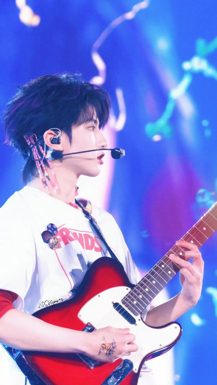 电吉他小穆好帅🎸穆祉丞看灯牌 .新音节目单