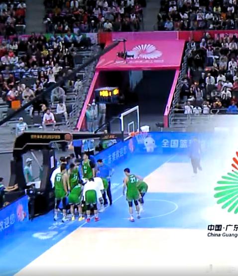 第一节结束，赵继伟受伤，全队围着，最后被搀扶着下场。。。