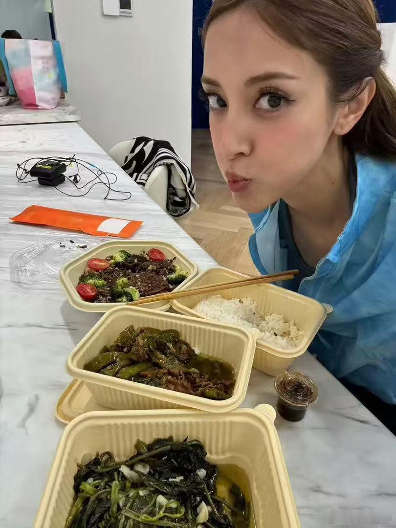 陈凯琳擂辣椒梦女 陈凯琳港姐爱上长沙美食被擂辣椒拿捏的港姐陈凯琳 沉浸式享受长沙