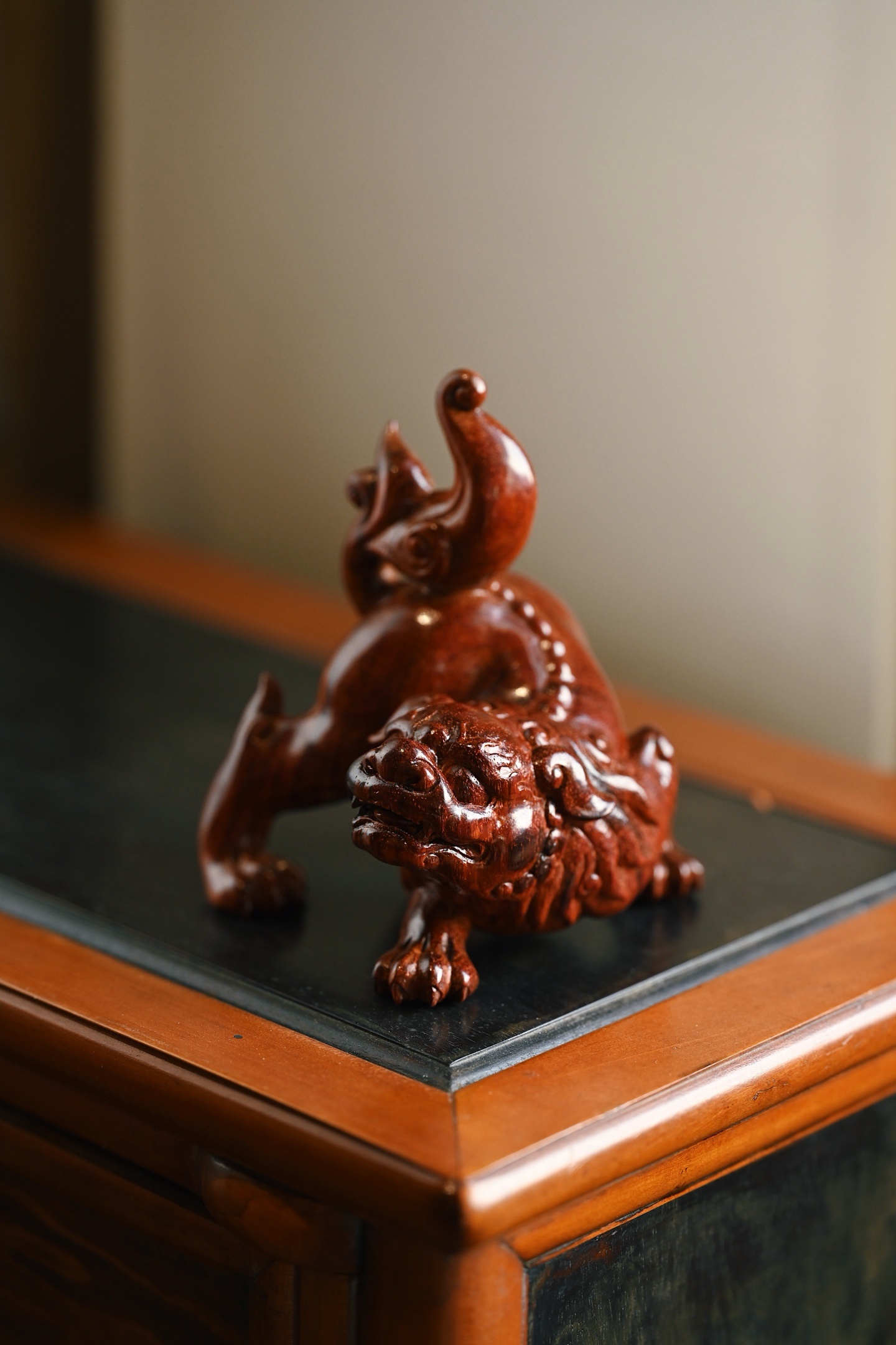 小叶紫檀 | 瑞狮整料雕刻，线条流畅，刀法张弛有度，狮子造型圆润饱满，灵气十足，