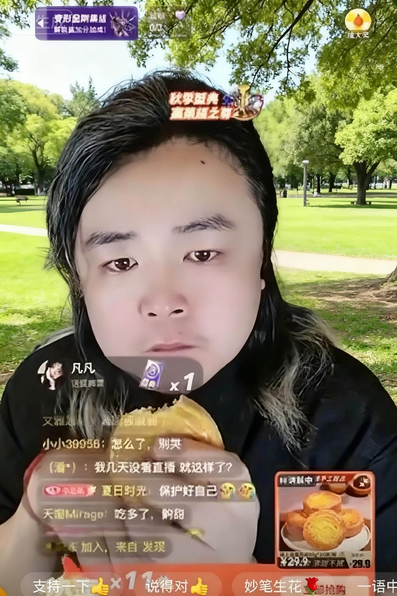 这一幕看得人心里发酸。

直播里王导咬着烧饼，眼泪直往下掉。

他说不知道以后还