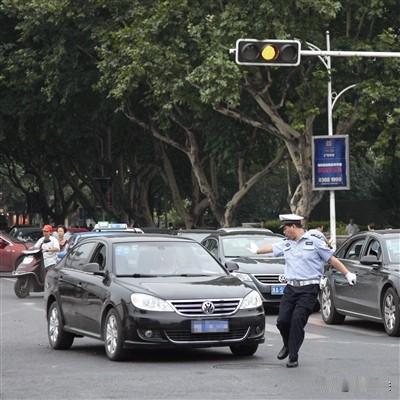 山东济南，一男子开车经过无影山中路某路口，被抓拍设备抓拍到有闯红灯违法行为，但男