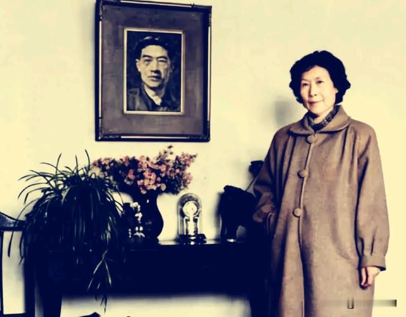 1953年9月26日徐悲鸿病逝后，廖静文于1958年与解放军军官黄兴华再婚，19