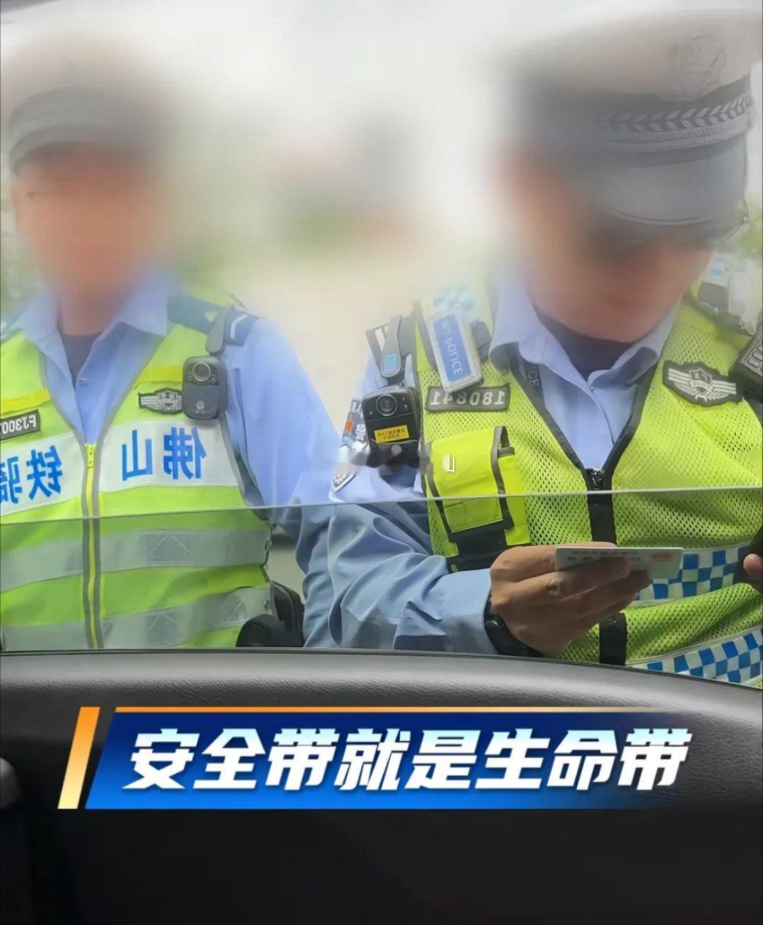 老戏骨杜源居然被佛山交警逮了，而且罚款10块钱，对话超搞笑！杜源在荧幕上塑造了一