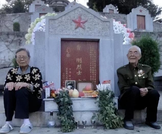 泪目了！2022年，两位年过九旬的老人自感时日不多，千里迢迢来到烈士陵园，祭拜自