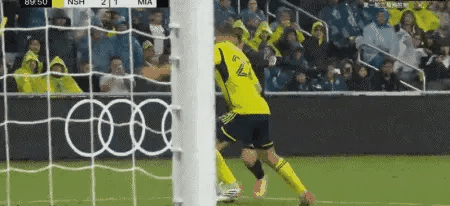 无解的梅西内切，就这种球，谁来也防不住！一个简单的假传真射，直接把防守人员给晃到