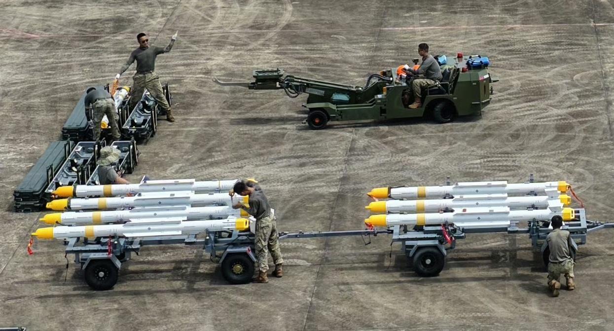 南部战区空军某基地进行战机弹药保障，可见KH-29空地导弹，R-77空空导弹，霹