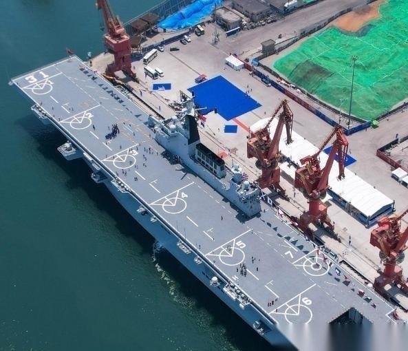 印媒认为我们有5艘航母。辽宁舰，满载排水量6.75万吨，滑跃起飞。山东舰，满载排