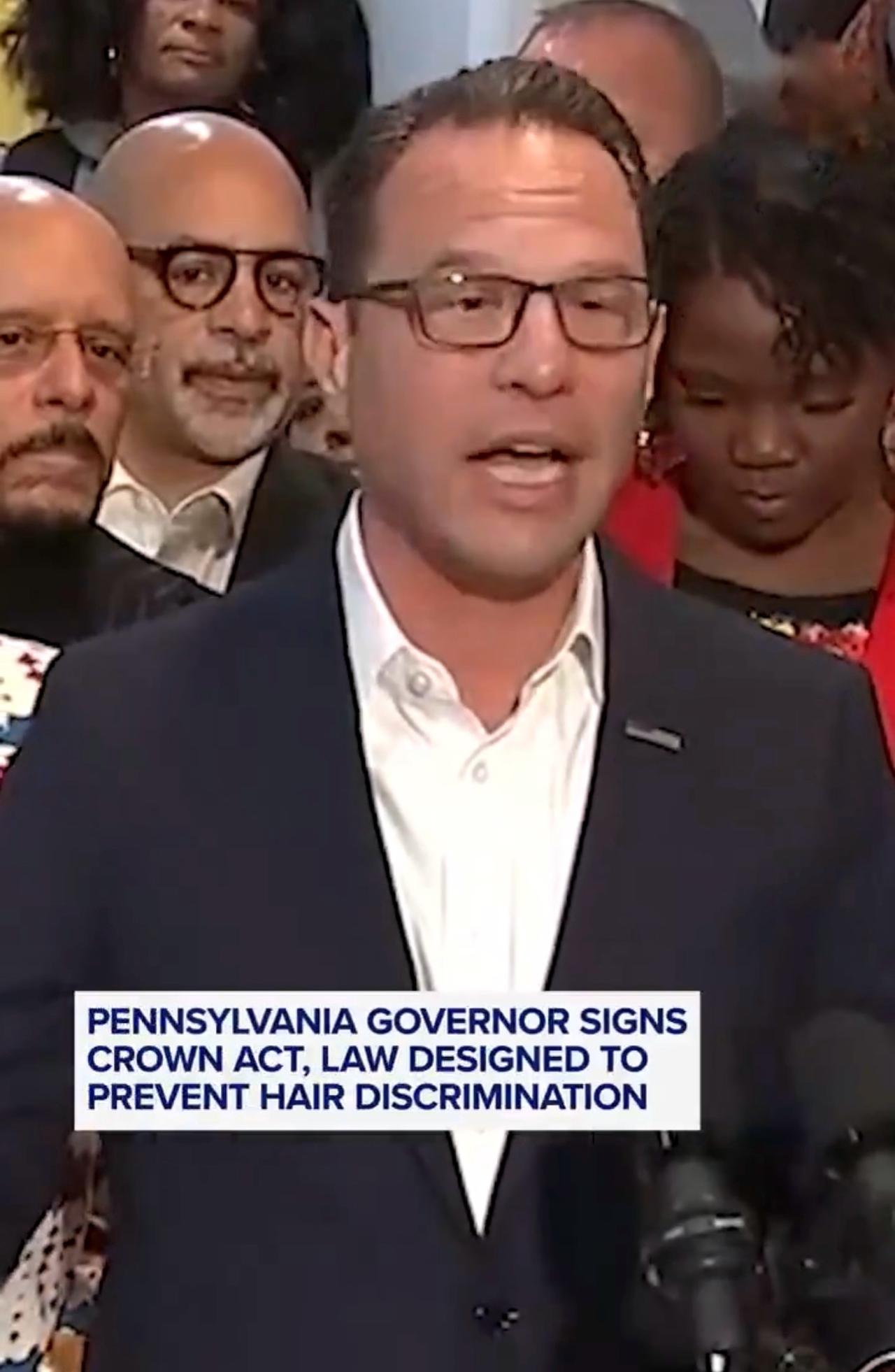 当地时间周二，美国宾夕法尼亚州州长夏皮罗签署法案，禁止“发型歧视”：

“这将为
