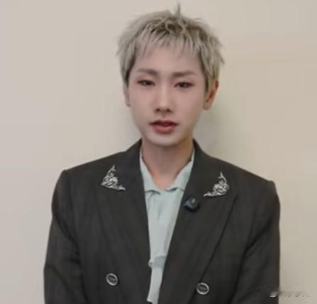 汪苏泷鸟巢演唱会伴手礼


汪苏泷鸟巢演唱会，场面壮观，伴手礼摆得整整齐齐的，期