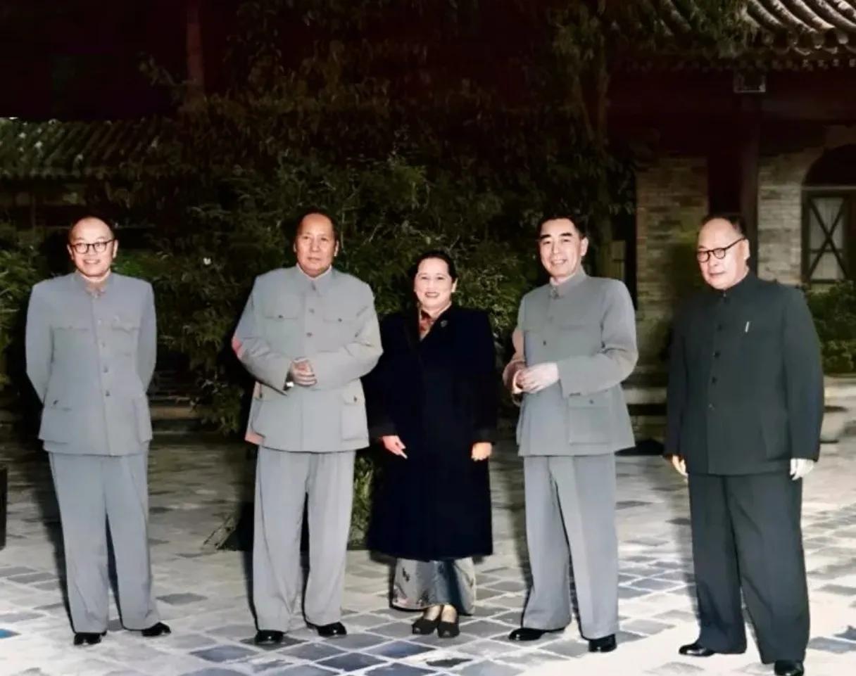 领袖和他的同志们在一起。