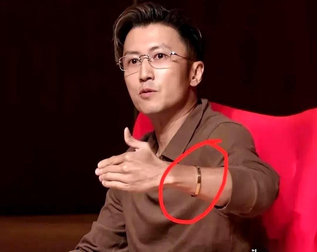 谢霆锋王菲这事儿，全藏在一只手镯里。
4月4号，谢霆锋去港大，一身西装，戴副金丝