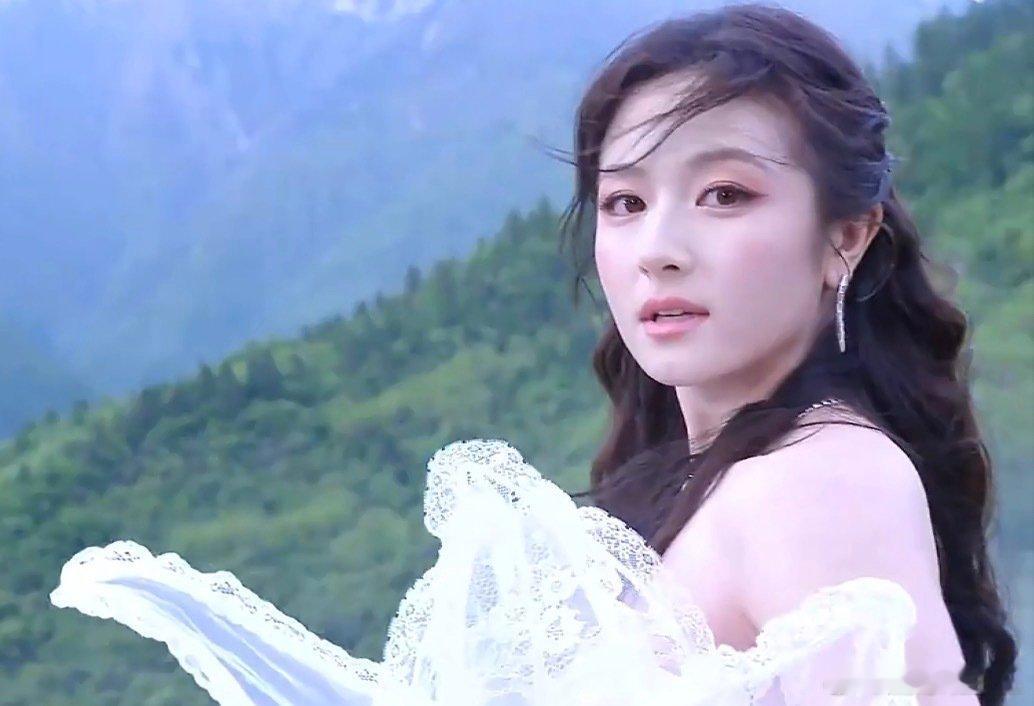 VOGUE审美别说你还真别说，我觉得这几位艺人个人觉得特别好看，没办法，颜值就在