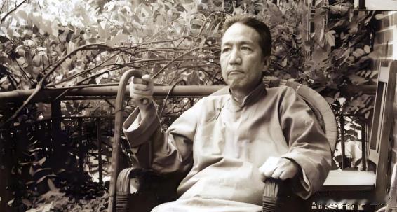 1941年香港沦陷，日本高层随即找到了一位中国老人，威逼利诱让他创办东方文学院，