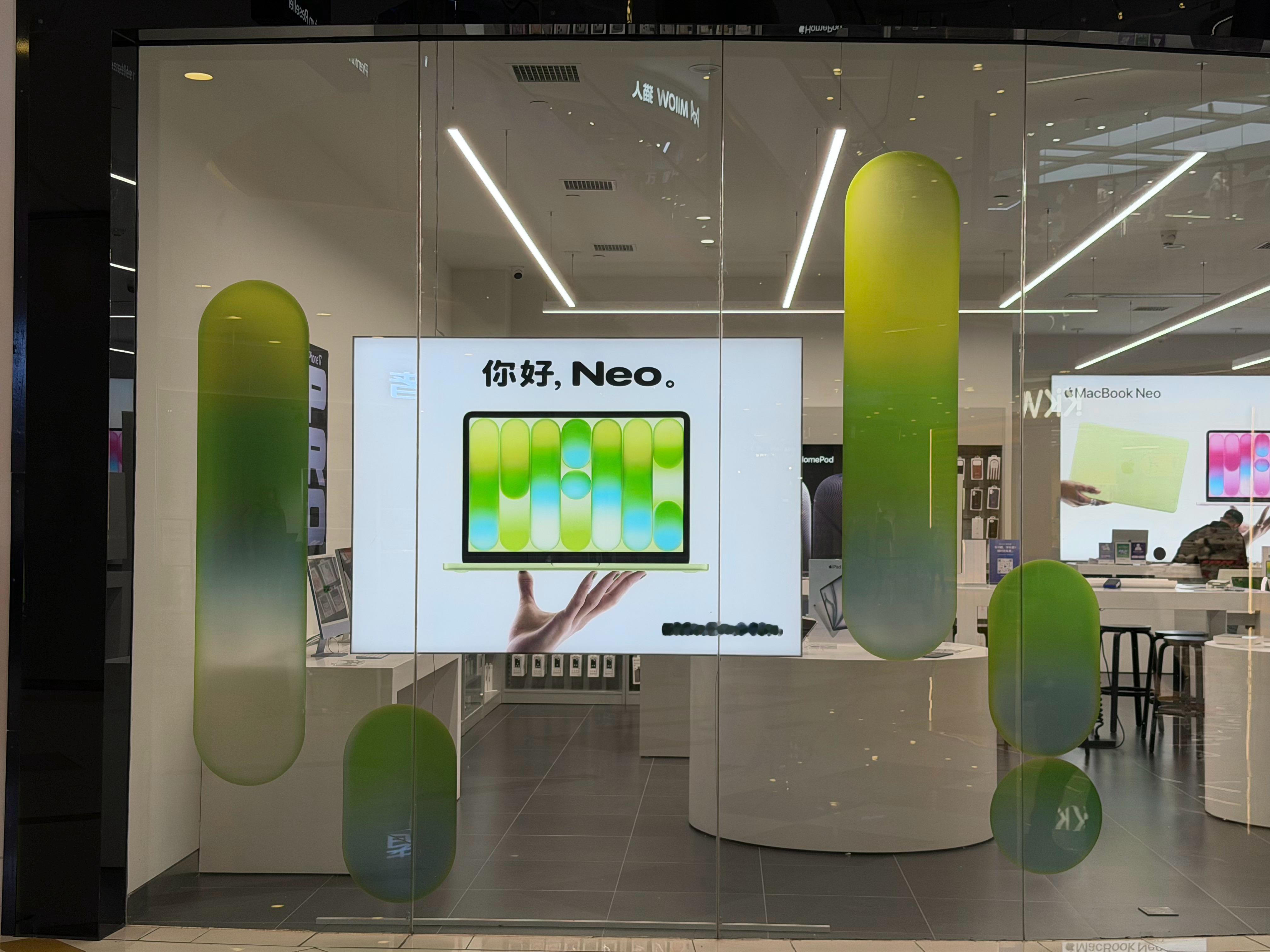 逛商场看见 MacBook Neo，现在玻璃上也有 Neo 的氛围标识了。 