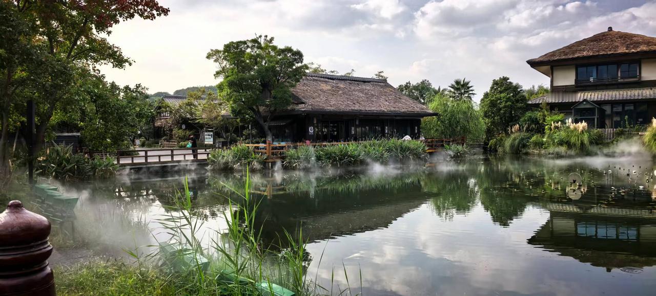 荷香迷静柳，邀您下联
草嫩醉游鱼