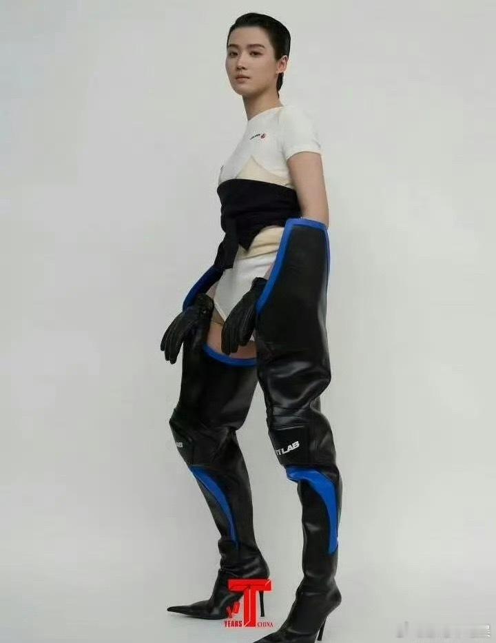 卢昱晓是怎么同意把这个照片给发出来的，一眼真的就已经认不出男女了。 